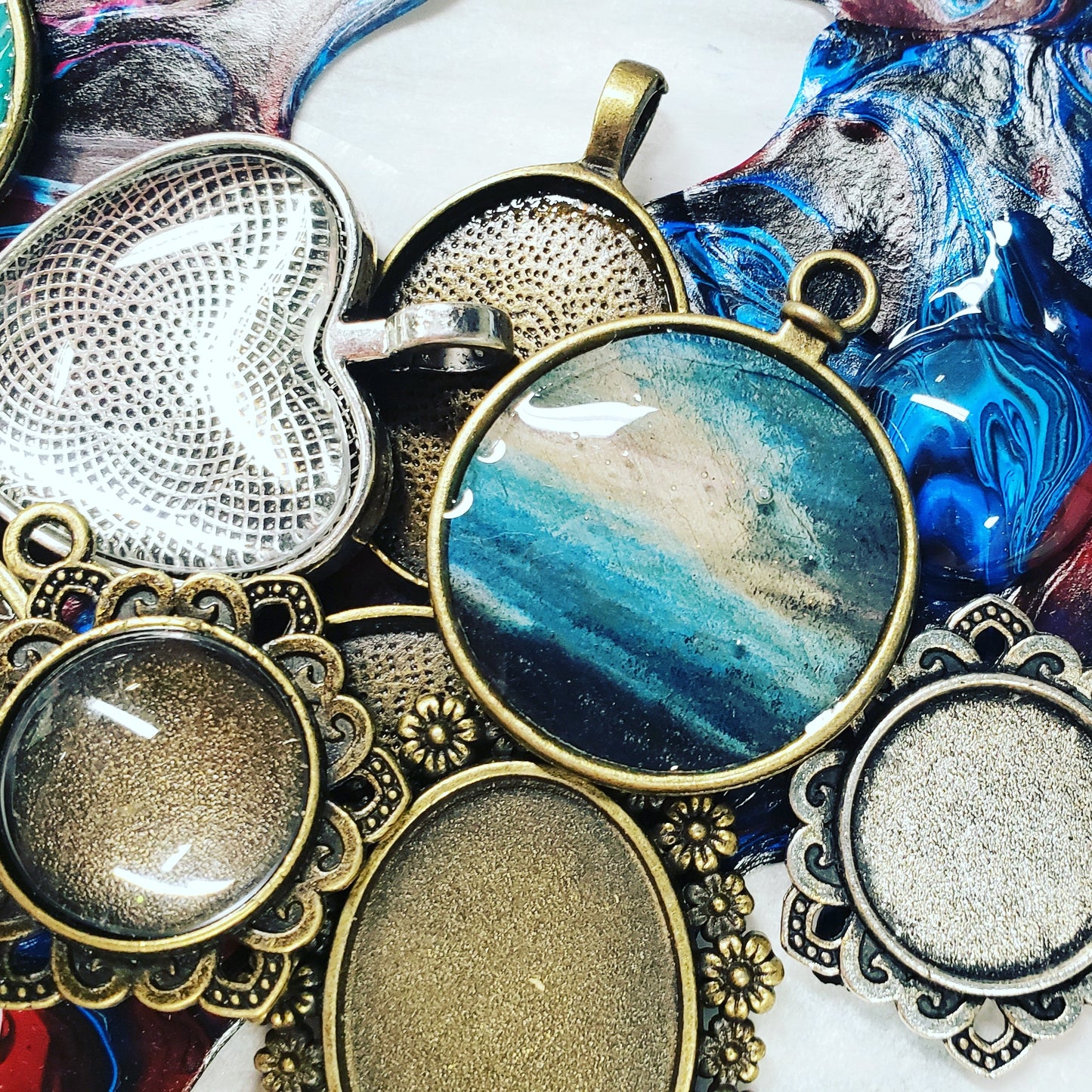 Acrylic Pour Skins Necklace Kit